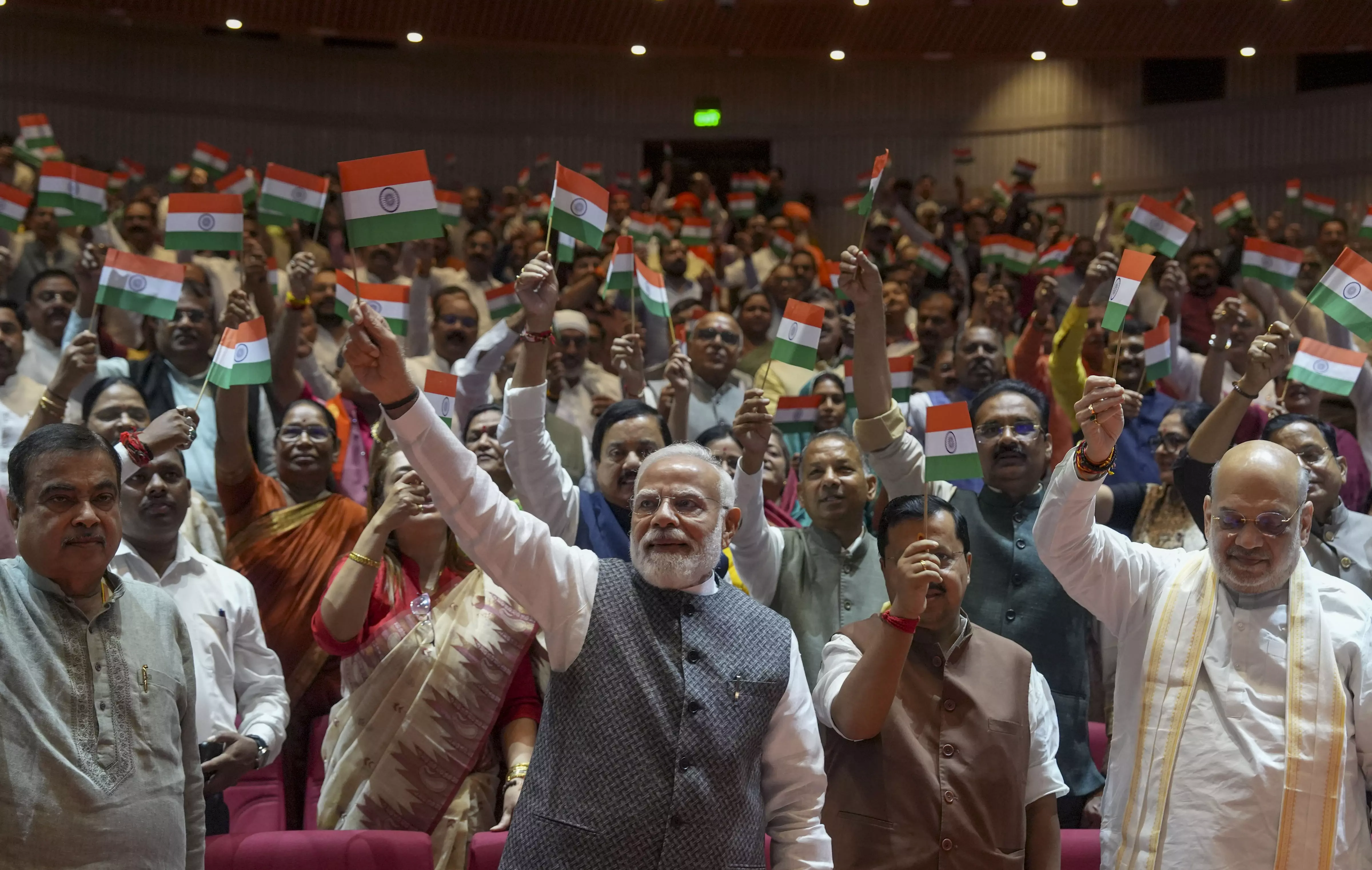 Modi Asks People to Hoist Tricolour Modi Asks People to Hoist Tricolour