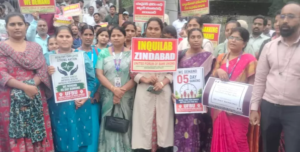Bank Employees Stage Protest for Five-Day Work Week Bank Employees Stage Protest for Five-Day Work Week