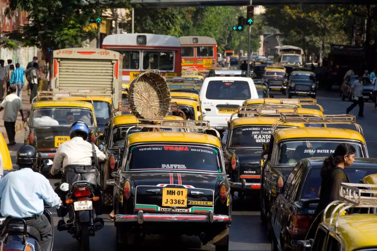 Mumbai Cab Drivers Move Bombay HC Against Mandatory Marathi Rule Mumbai Cab Drivers Move Bombay HC Against Mandatory Marathi Rule