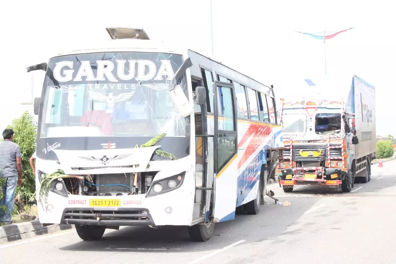 Lorry Rams Stationary Tourist Bus On NH-44, Two Women Killed Lorry Rams Stationary Tourist Bus On NH-44, Two Women Killed