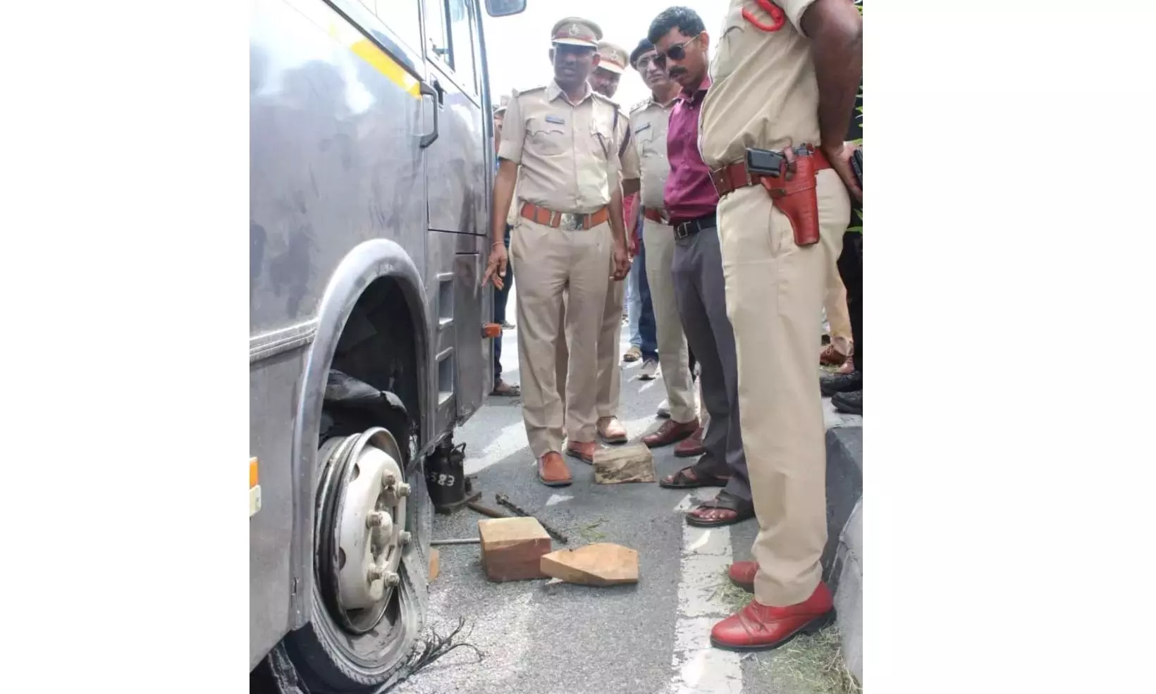 Lorry Rams Stationary Tourist Bus On NH-44, Two Women Killed Lorry Rams Stationary Tourist Bus On NH-44, Two Women Killed