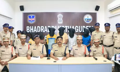 8 Members of Chain-Snatching Gang Arrested 8 Members of Chain-Snatching Gang Arrested