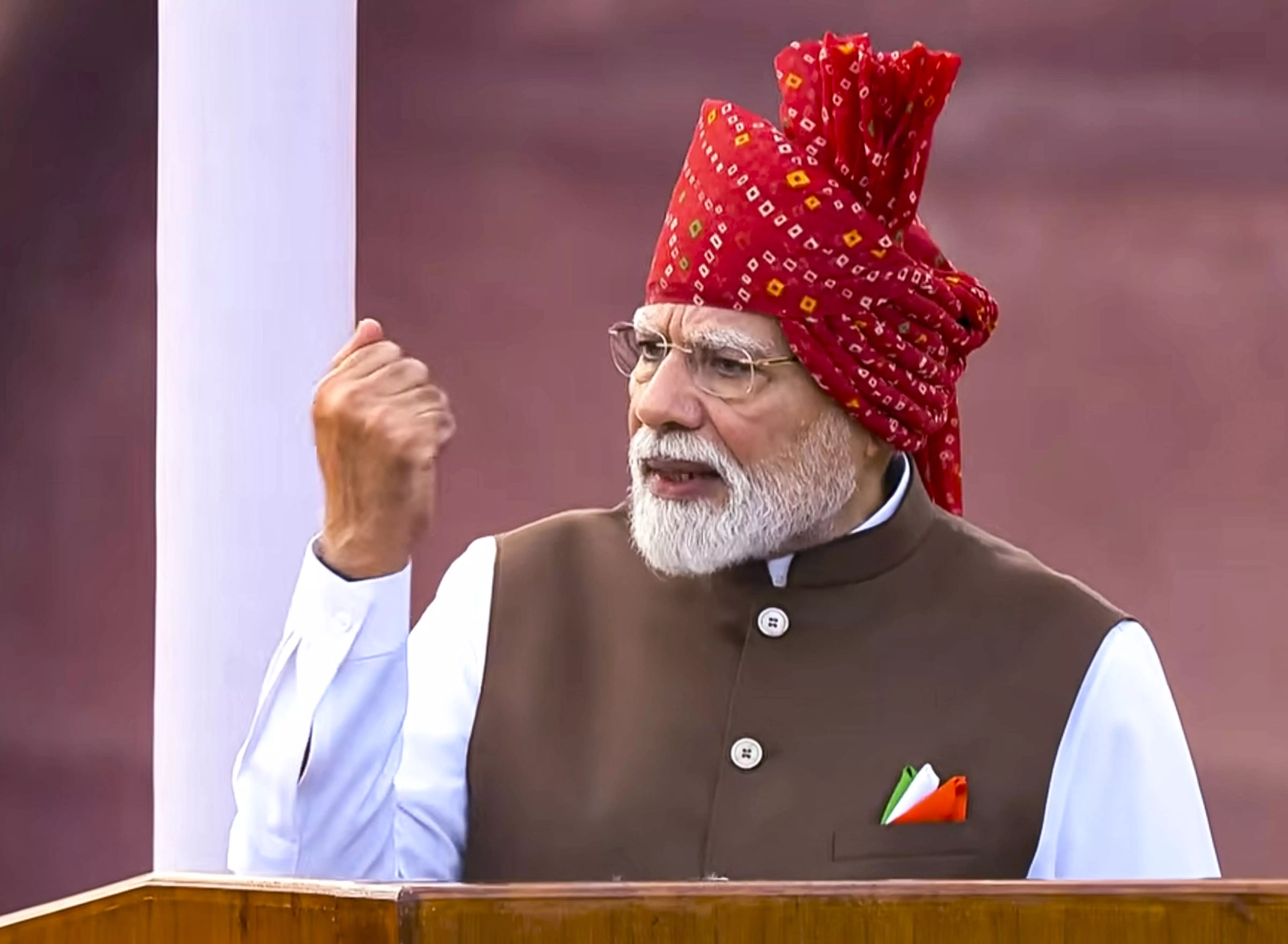 PM Modi Sports Red Tie-Dye Turban at 80th I-Day Celebrations PM Modi Sports Red Tie-Dye Turban at 80th I-Day Celebrations