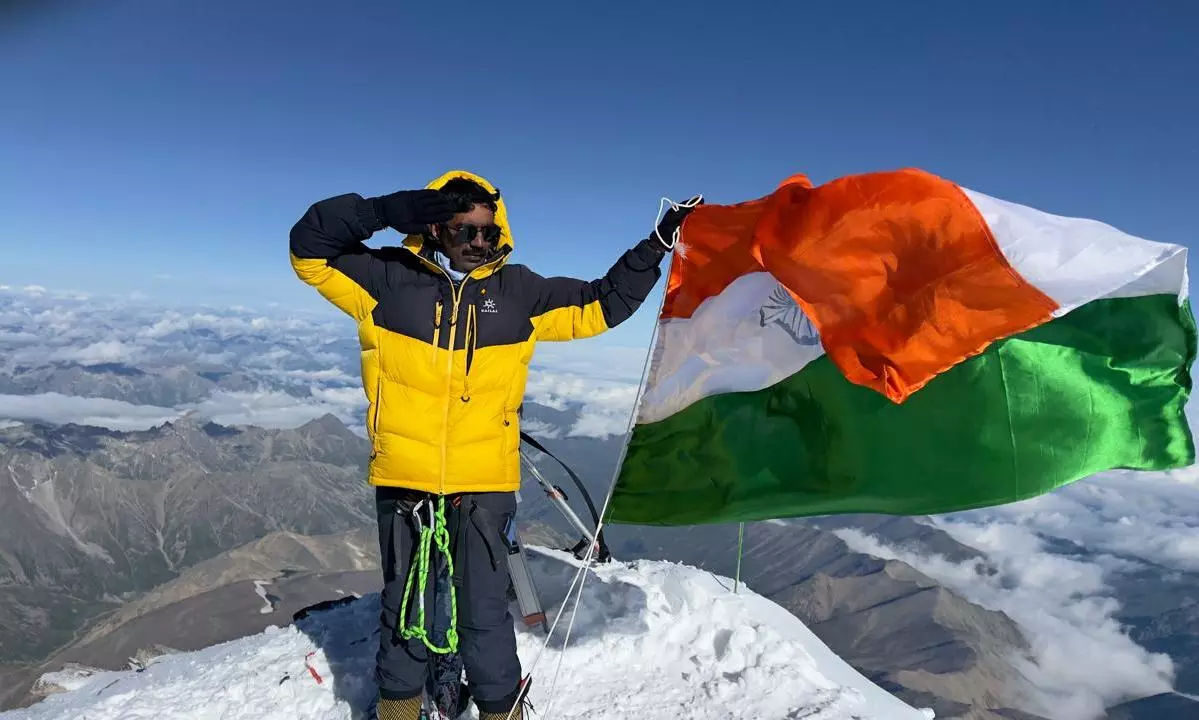 SI Unfurls National Flag Atop Mount Elbrus SI Unfurls National Flag Atop Mount Elbrus