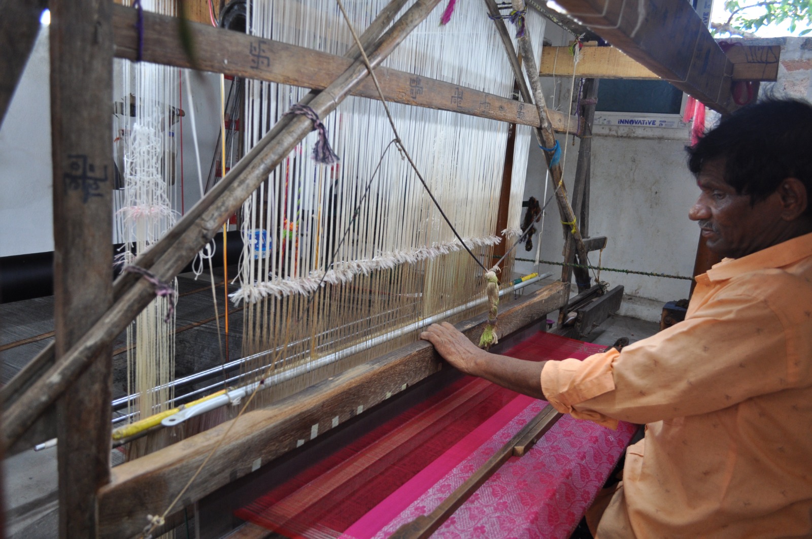 Payakaraopeta Saris Win Markets, Weavers Lose Out