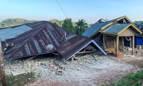 Twenty Killed in 7.7 Magnitude Earthquake in Indonesia