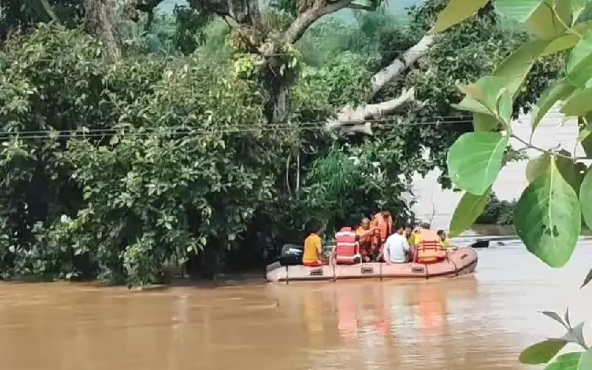 Three Hours Above the Flood: Farmer Clings to Tree as Waters Rise in Odisha Three Hours Above the Flood: Farmer Clings to Tree as Waters Rise in Odisha