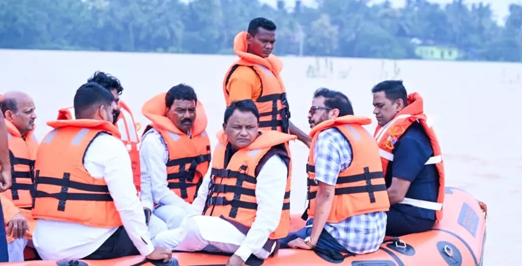 Majhi Visits Flood-Hit Jajpur As 242 Villages Remain Marooned; Relief Operations Intensified Majhi Visits Flood-Hit Jajpur As 242 Villages Remain Marooned; Relief Operations Intensified