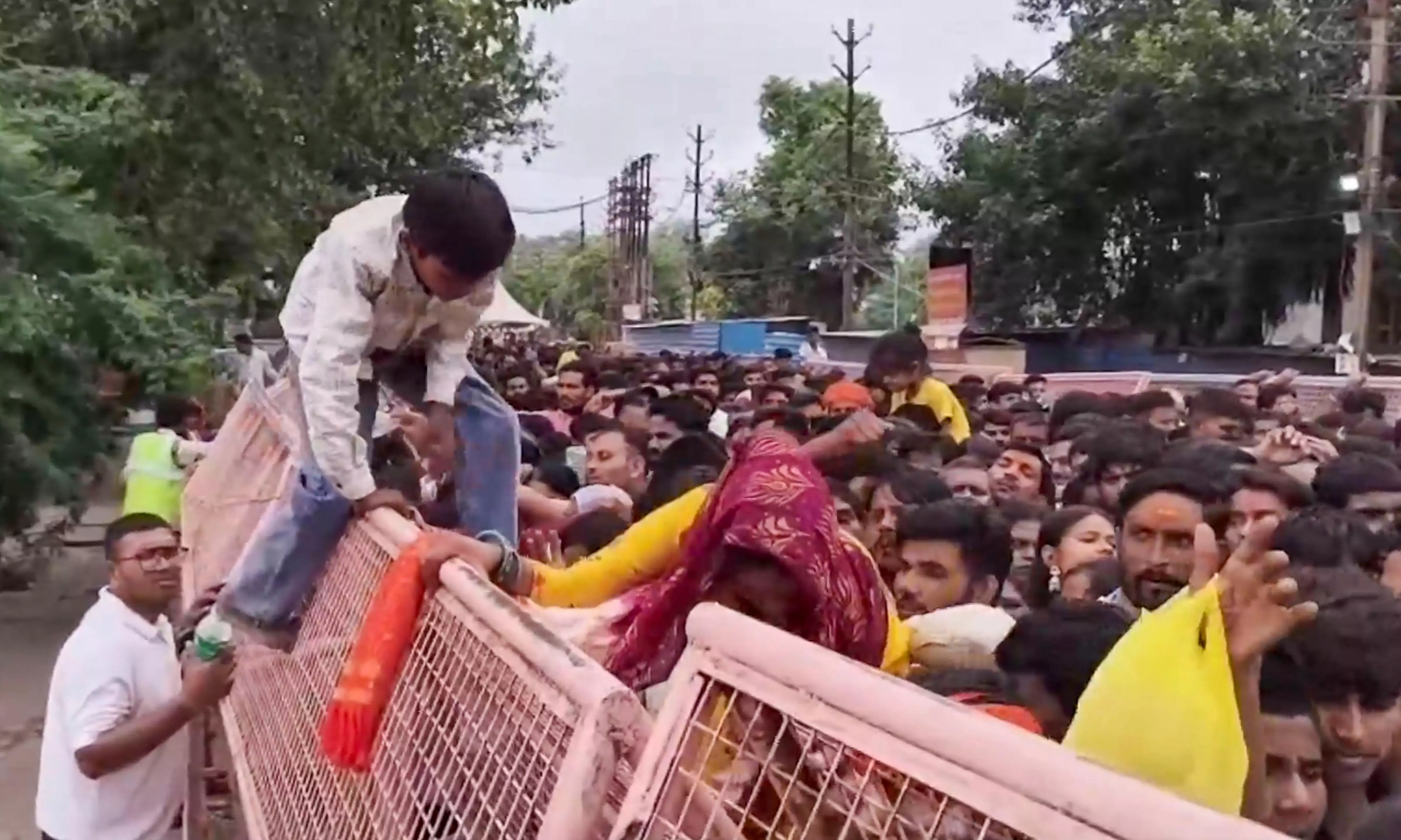 Stampede-Like Situation at Mahakaleshwar Temple Complex, 13 Fall Ill Stampede-Like Situation at Mahakaleshwar Temple Complex, 13 Fall Ill