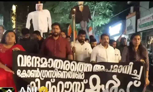Yuva Morcha Burns CM Satheesan, Jinnah Effigies Over Vande Mataram Yuva Morcha Burns CM Satheesan, Jinnah Effigies Over Vande Mataram