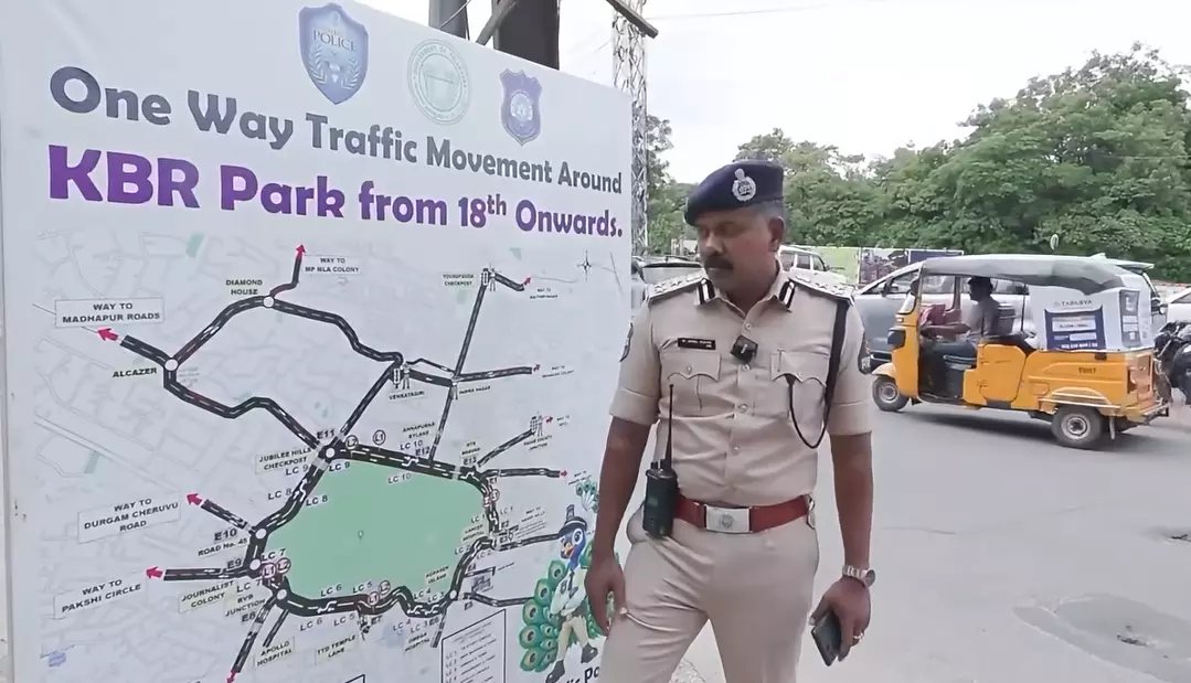 Clearing Bottlenecks at Agrasen Island, Rd No 45 Key to Solving Traffic Issue at KBR Clearing Bottlenecks at Agrasen Island, Rd No 45 Key to Solving Traffic Issue at KBR