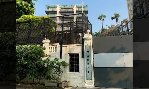 8-Foot Rat Snake Found at Shah Rukh Khan’s Mannat Amid Ongoing Renovation