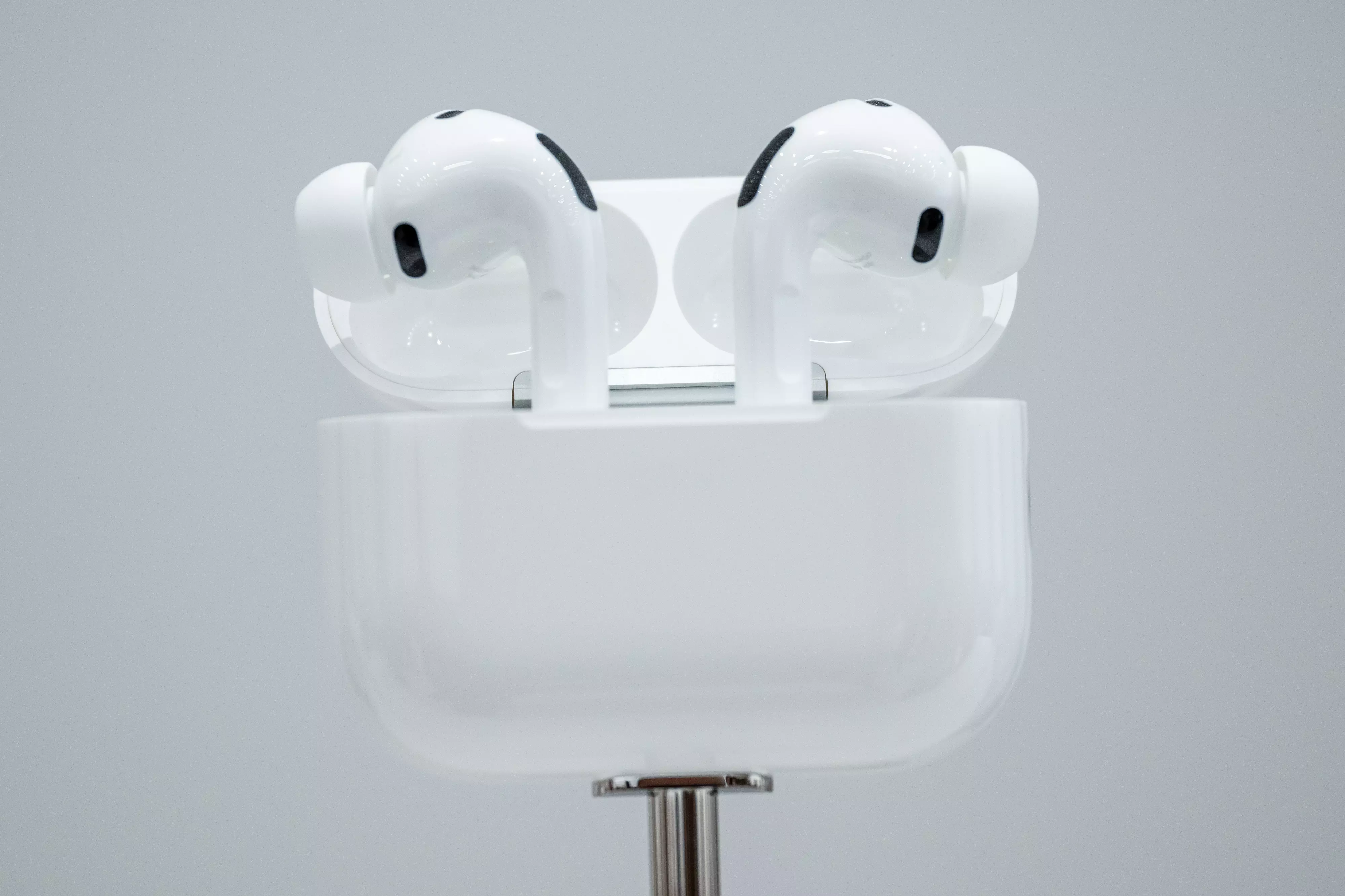 Apple’s Camera-Equipped AI AirPods Remain on Track for 2027 Despite Video Leak Apple’s Camera-Equipped AI AirPods Remain on Track for 2027 Despite Video Leak