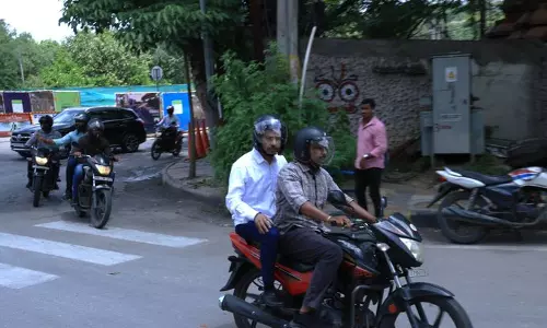 Sajjanar Inspects KBR One-Way Traffic like Ordinary Citizen on Bike Sajjanar Inspects KBR One-Way Traffic like Ordinary Citizen on Bike