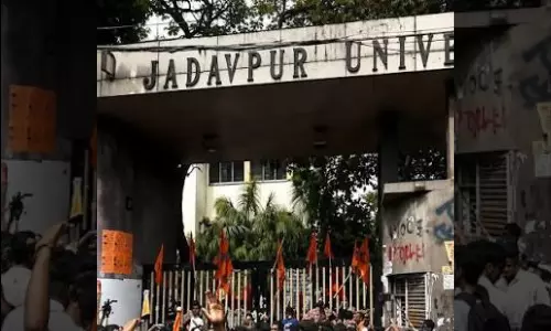 ABVP, Left Student Groups Clash on JU Campus; VC to Set Up Probe Panel ABVP, Left Student Groups Clash on JU Campus; VC to Set Up Probe Panel