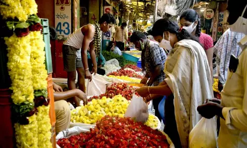 Varalakshmi Vratam Rush Triggers Snarl Around Gudimalkapur, Other Markets Varalakshmi Vratam Rush Triggers Snarl Around Gudimalkapur, Other Markets