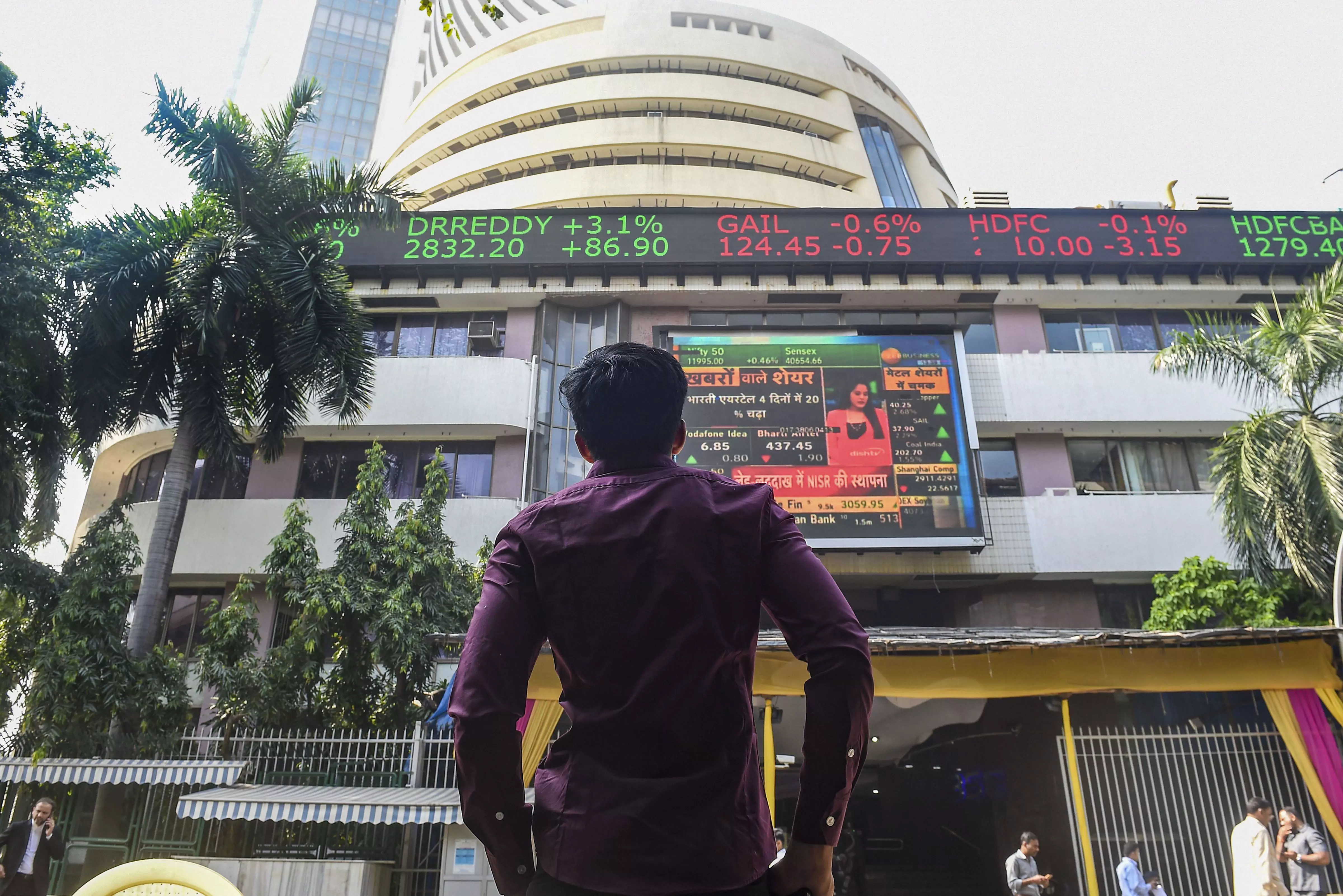 Rupee Gains 9 Paise to 95.65 Against US Dollar in Early Trade Rupee Gains 9 Paise to 95.65 Against US Dollar in Early Trade