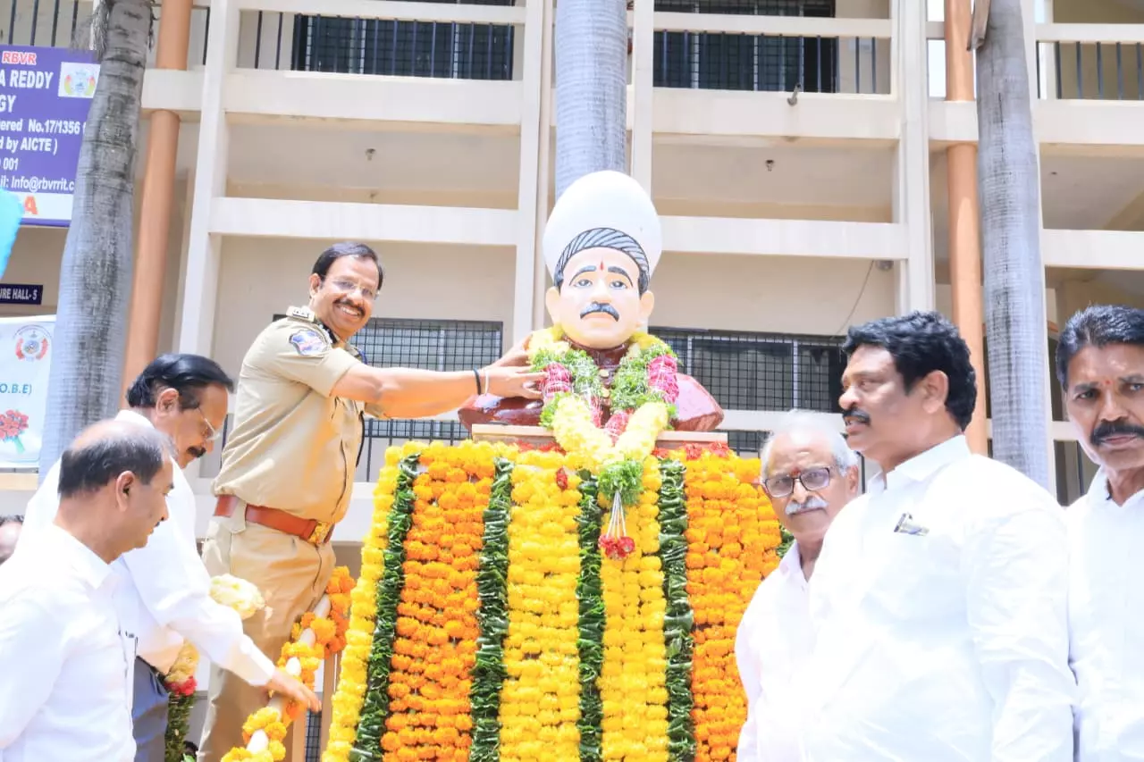Sajjanar Pays Homage to Raja Bahadur Venkatram Reddy Sajjanar Pays Homage to Raja Bahadur Venkatram Reddy