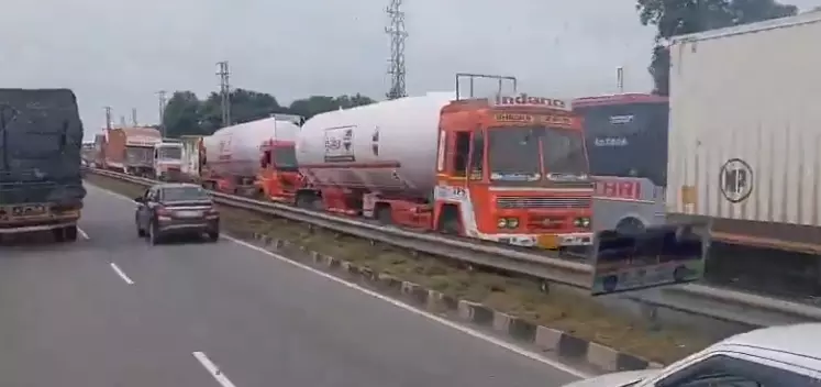 Truck Hits Divider, Causes Traffic Jam on Kothur-Palamakula Highway Truck Hits Divider, Causes Traffic Jam on Kothur-Palamakula Highway