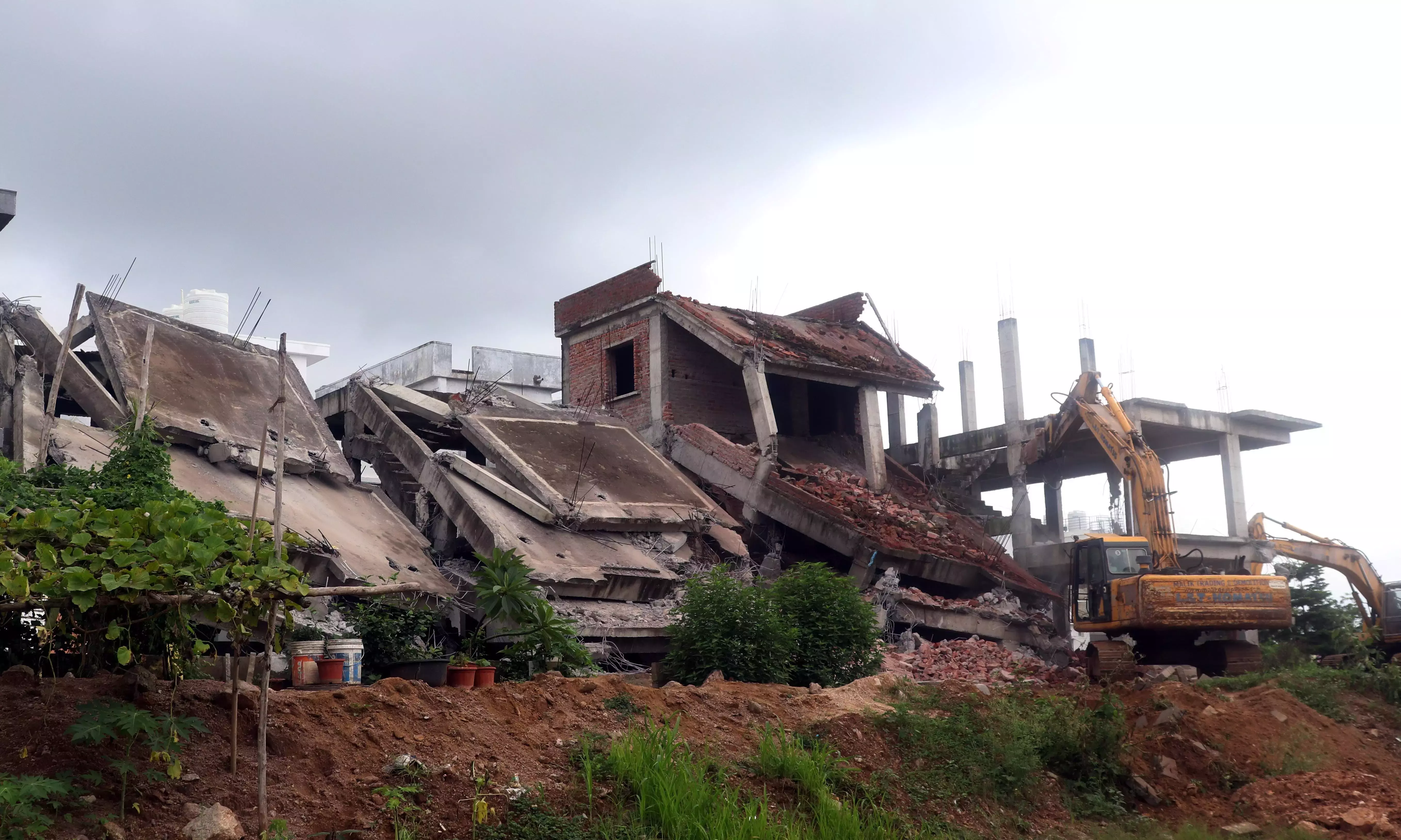 14 Encroached Houses Demolished At Mandapeta 14 Encroached Houses Demolished At Mandapeta