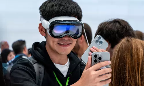 Apple Cuts Jobs in Siri, Vision Pro Immersive Video and Gaming Teams