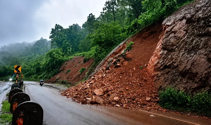 Heavy Rain Triggers Landslide On NH-520 In Keonjhar, Traffic Disrupted Heavy Rain Triggers Landslide On NH-520 In Keonjhar, Traffic Disrupted