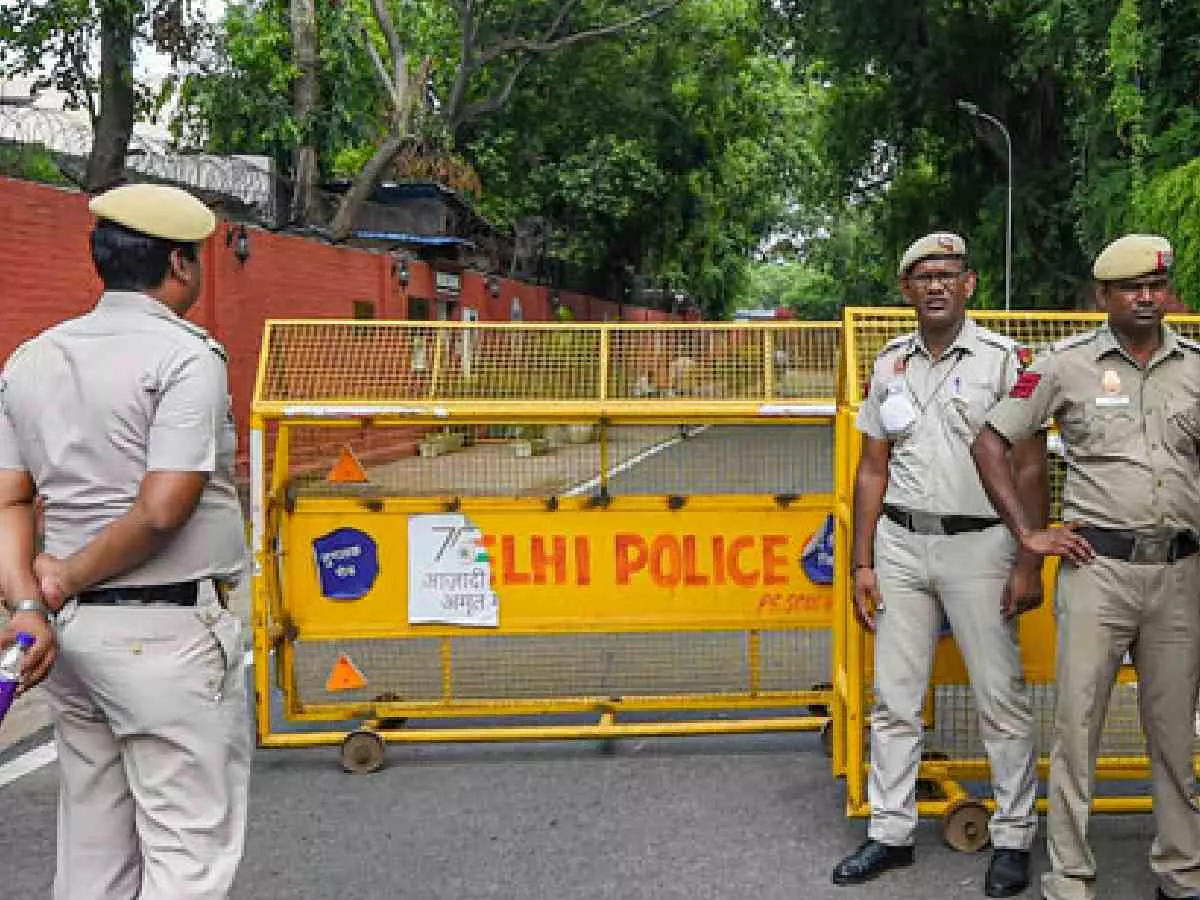 Police Nab Meerut-Based Criminal After Encounter in East Delhi Police Nab Meerut-Based Criminal After Encounter in East Delhi