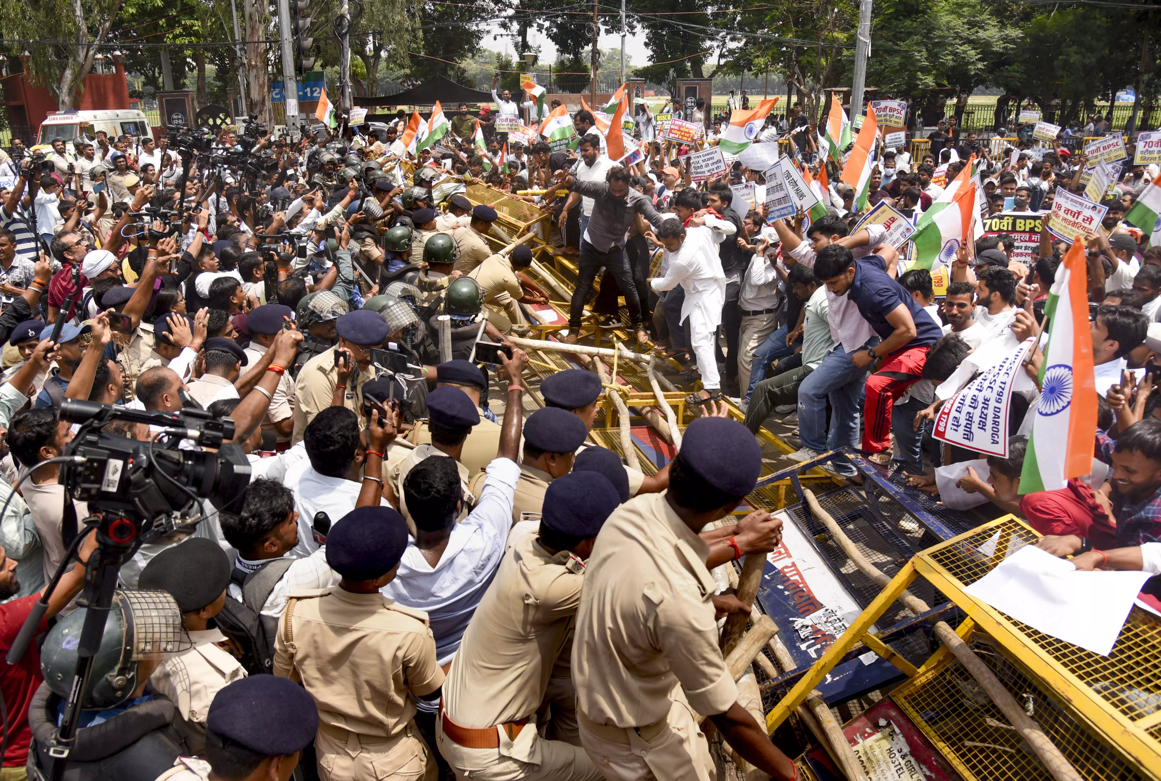 Bihar: Students Break Barricades During March To Raj Bhavan Bihar: Students Break Barricades During March To Raj Bhavan