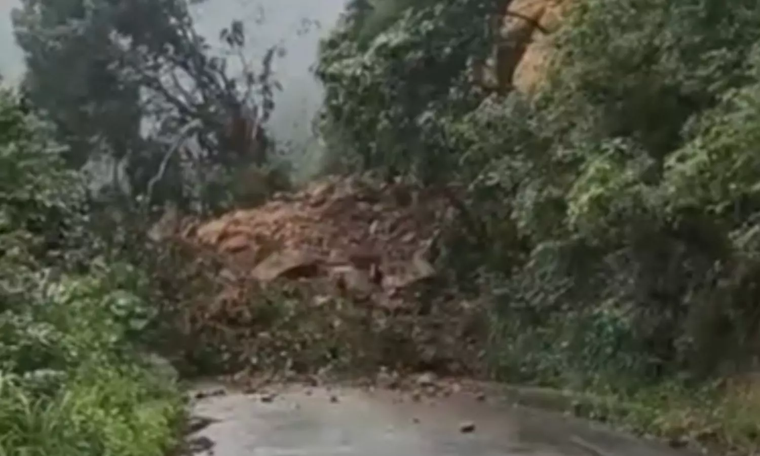 Heavy Rains Trigger Mudslides, Damage NH Protection Wall in Kannur Heavy Rains Trigger Mudslides, Damage NH Protection Wall in Kannur