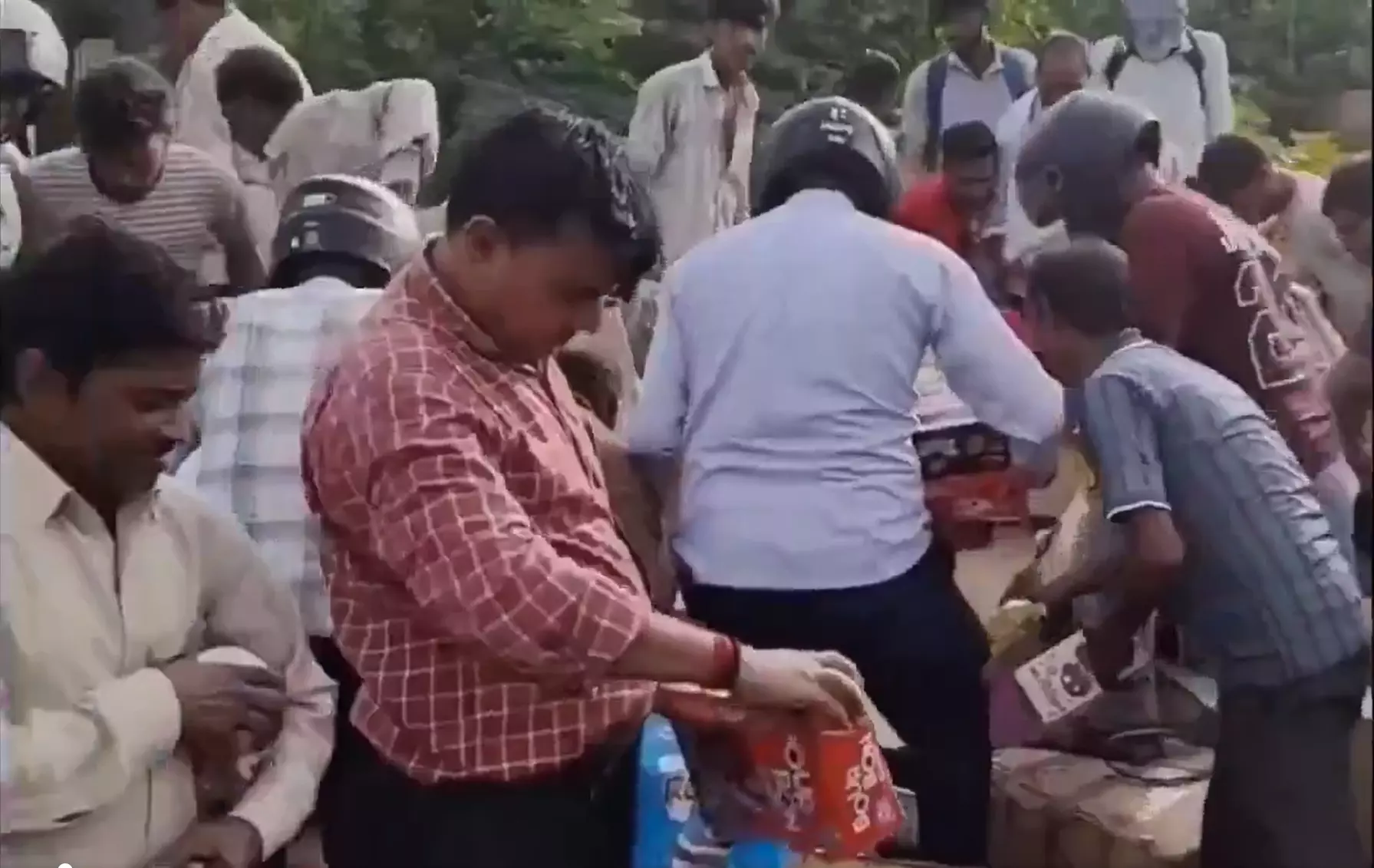 Uttar Pradesh: Crowd Rushes To Pick Expired Chocolates From Garbage Uttar Pradesh: Crowd Rushes To Pick Expired Chocolates From Garbage