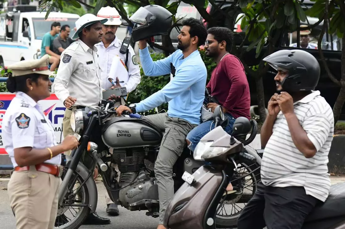 450 Riders Penalised In Helmet Drive On Garuda Varadhi 450 Riders Penalised In Helmet Drive On Garuda Varadhi