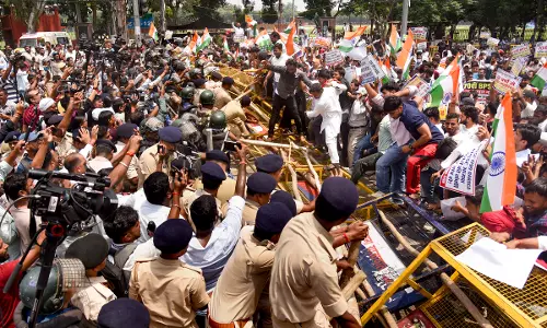 Bihar: Students Break Barricades During March To Raj Bhavan Bihar: Students Break Barricades During March To Raj Bhavan