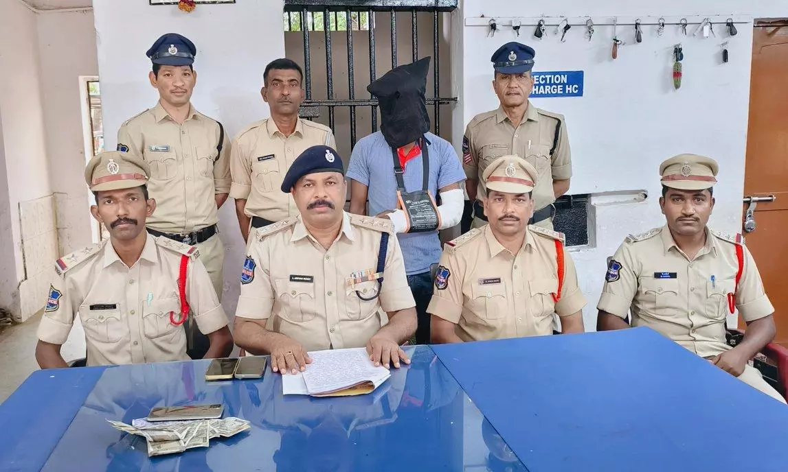 Adilabad: Auto Driver Duped of Rs. 17,000 Through Distraction Tactic