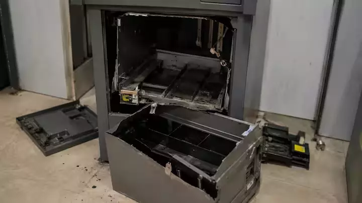 Kanchi ATM Robbers Escape in Telangana, Pointing Guns at Cops Kanchi ATM Robbers Escape in Telangana, Pointing Guns at Cops