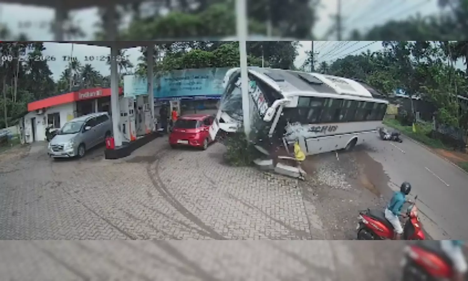 Wedding Bus Overturns in Kerala’s Koothattukulam, Over 35 Injured Wedding Bus Overturns in Kerala’s Koothattukulam, Over 35 Injured