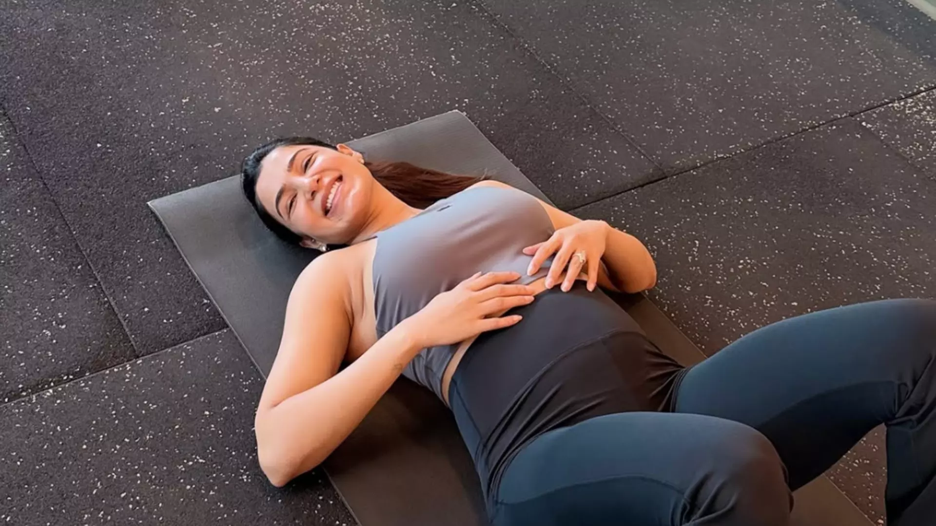 Pregnant Samantha Works Out in the Gym, With a Disclaimer Pregnant Samantha Works Out in the Gym, With a Disclaimer