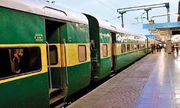Dornakal Train Accident: Youth Suffers Severe Leg Injuries After Falling Under Moving Train
