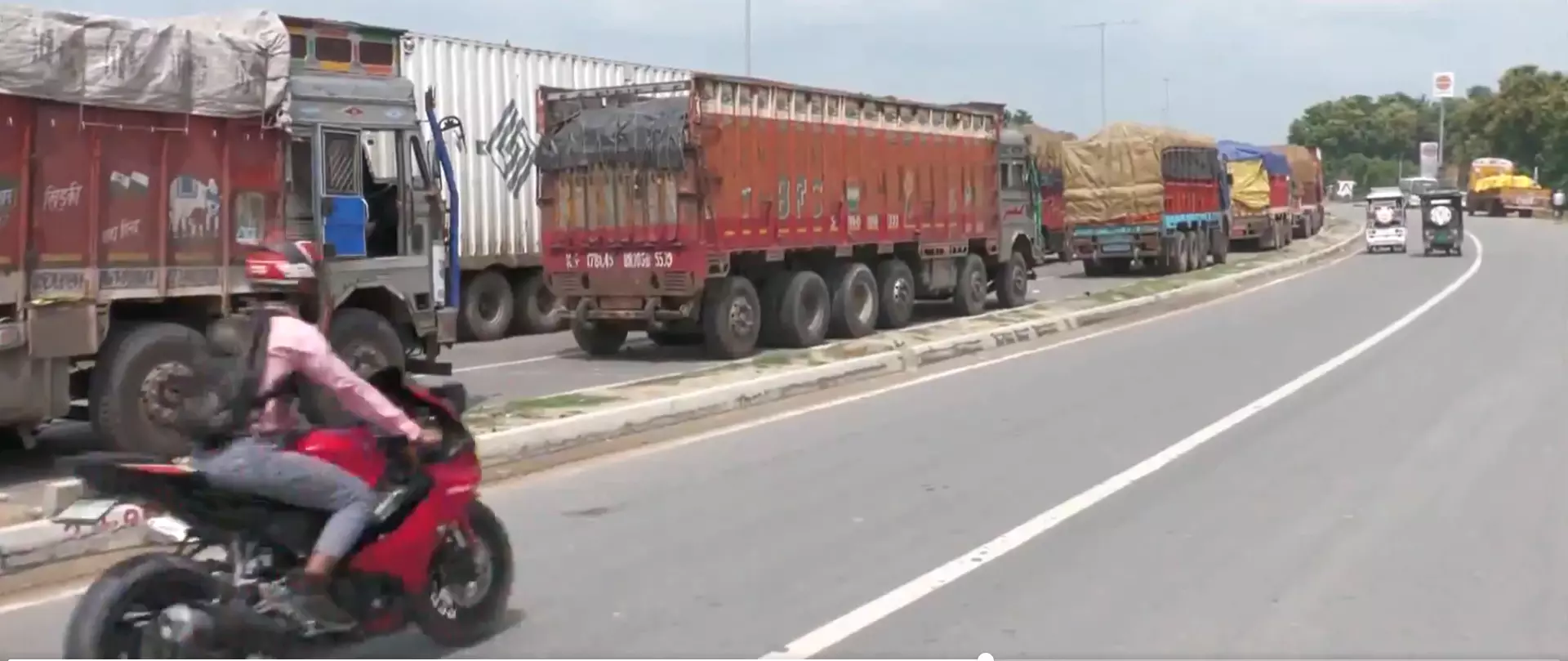 Nepal Floods: Cross-border Trade Hit; Long Truck Queue At Sonauli Border In UP Nepal Floods: Cross-border Trade Hit; Long Truck Queue At Sonauli Border In UP