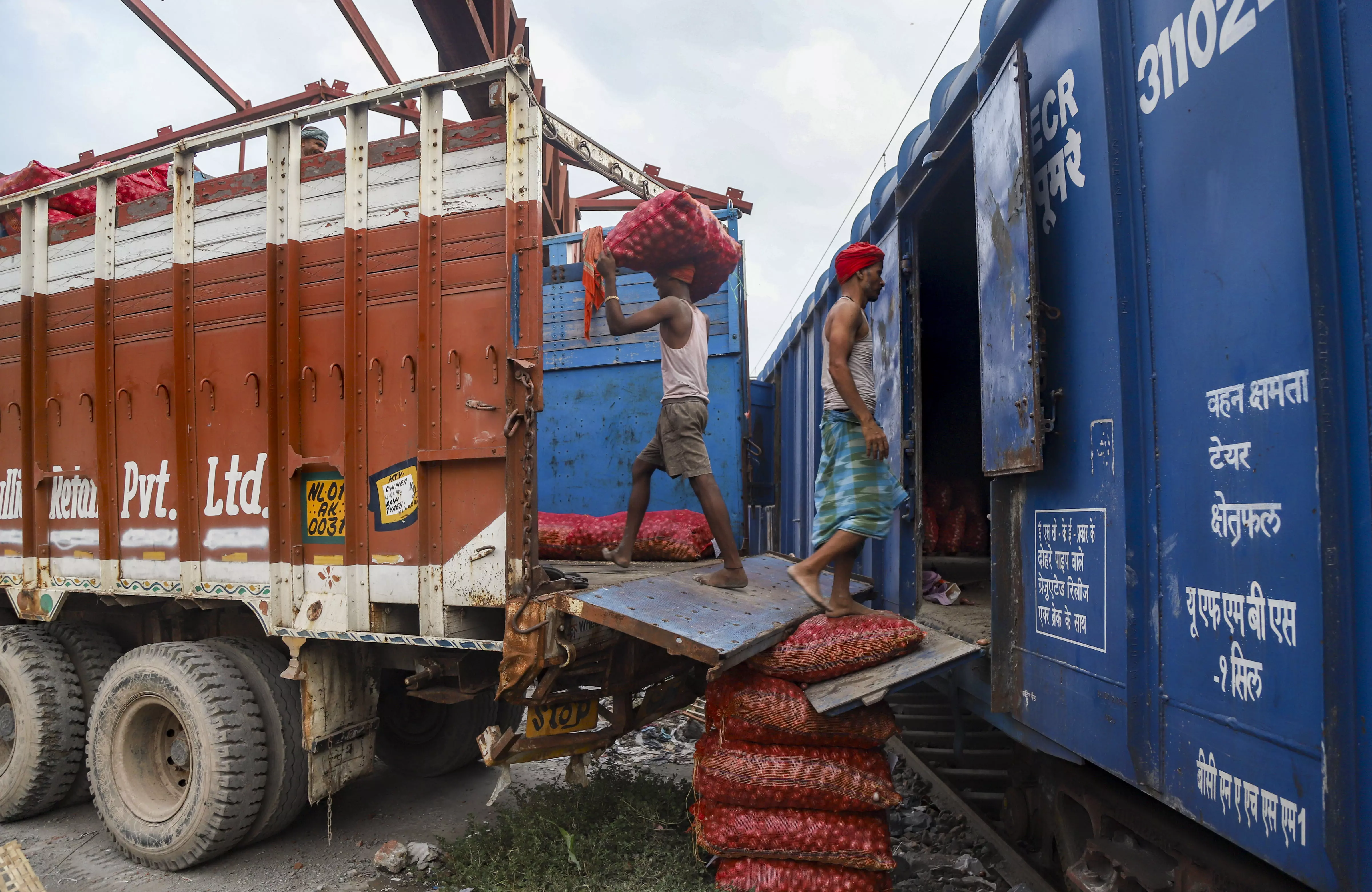 Nashik: Kanda Express Of 453 Tonnes Of Onions Reaches Delhi To Reduce Prices Nashik: Kanda Express Of 453 Tonnes Of Onions Reaches Delhi To Reduce Prices