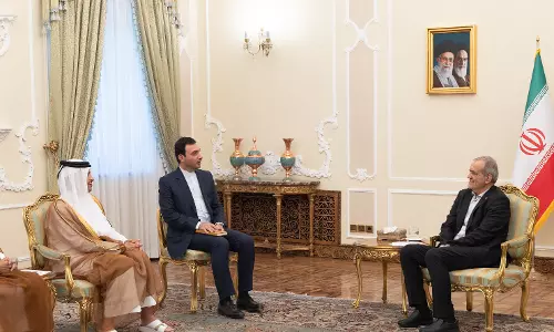 Qatar PM Meets Iran President in Tehran Amid De-escalation Efforts Qatar PM Meets Iran President in Tehran Amid De-escalation Efforts