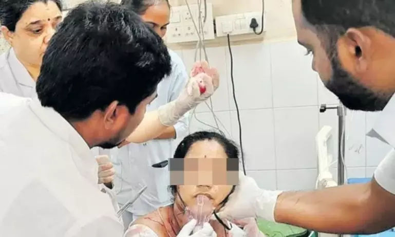 Anantapur: Homeopathy Doctor Allegedly Attacks School Teacher, Slits Her Throat Anantapur: Homeopathy Doctor Allegedly Attacks School Teacher, Slits Her Throat
