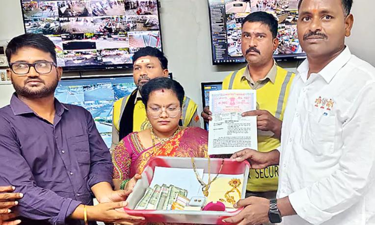 Tirumala: Good Samaritan Returns Bag Containing 20 Lakh Valuables