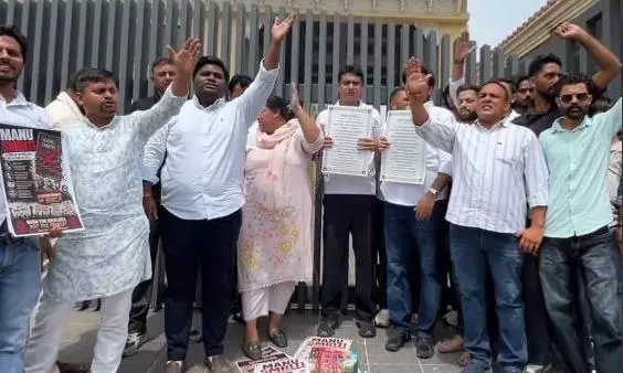 IYC Protests Outside RSS Office, Burns Manusmriti Pages Over ‘Casteist’ Ideology IYC Protests Outside RSS Office, Burns Manusmriti Pages Over ‘Casteist’ Ideology