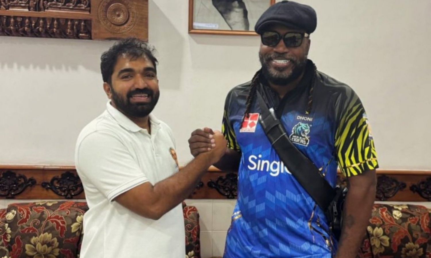 Chris Gayle pays floral tribute at Oommen Chandy's