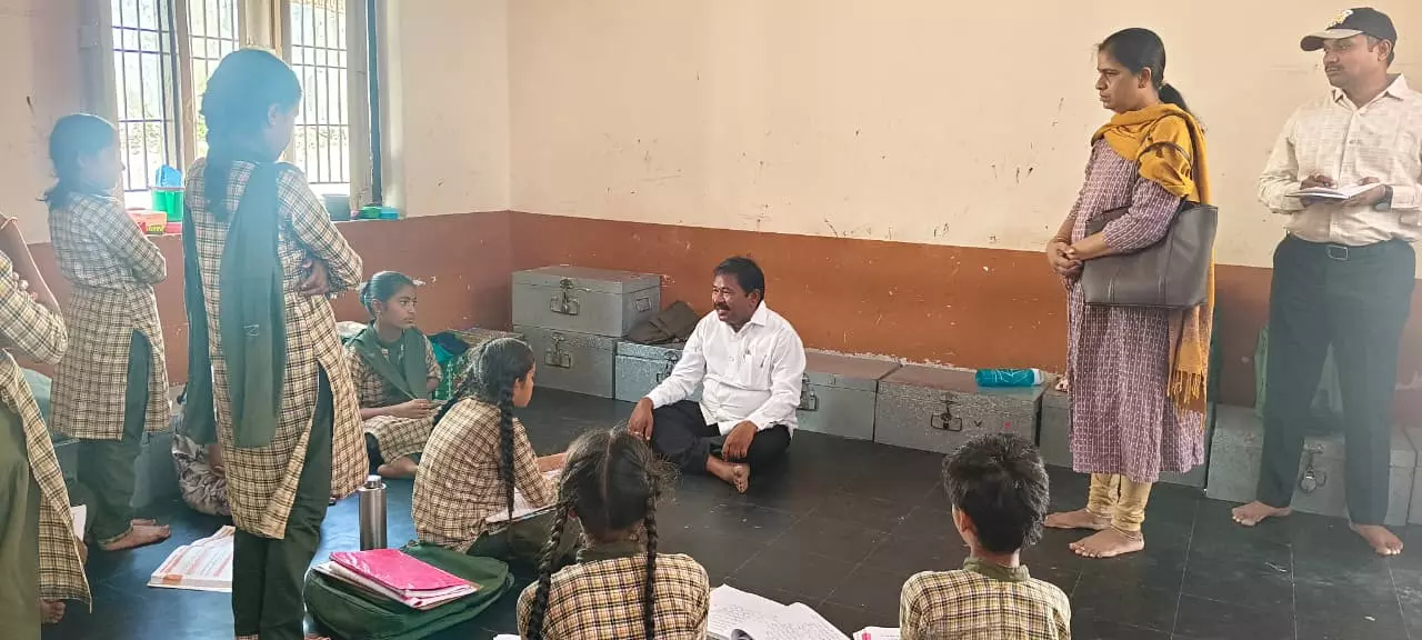 Andhra Pradesh: Minister Pulls Up Staff During Surprise Hostel Inspection Andhra Pradesh: Minister Pulls Up Staff During Surprise Hostel Inspection