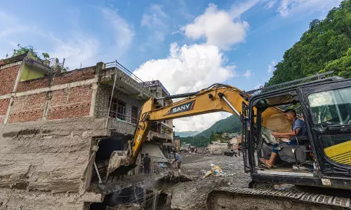 Nepal Buries Dead as Rescuers Seek Thousands Missing Nepal Buries Dead as Rescuers Seek Thousands Missing