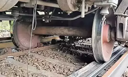 Kovvur: Goods Train Derails, Train Services Disrupted Kovvur: Goods Train Derails, Train Services Disrupted