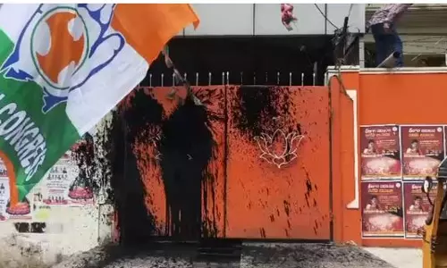 Youth Cong Activists Protest at BJP Office in Hyderabad, Throw Black Colour at Rear Gate
