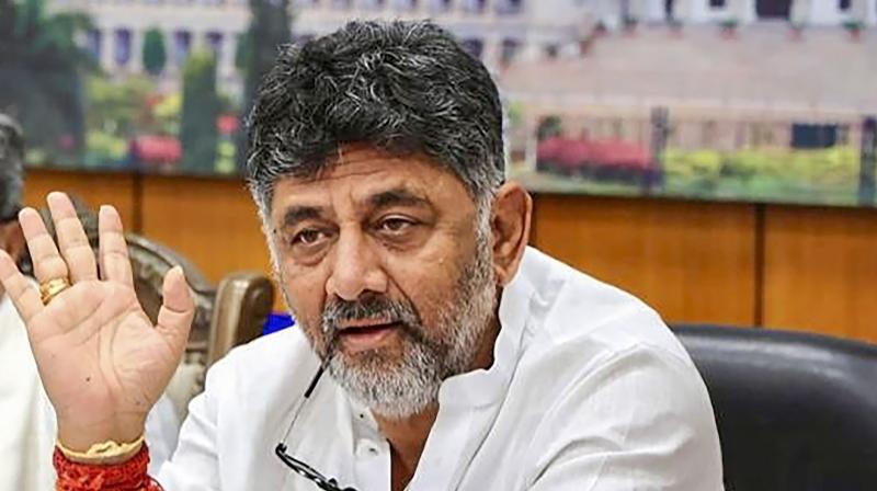 CM Walks The Fields, Hears Gadag Farmers’ Drought Woes