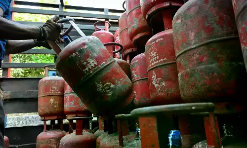 New Delhi: Centre Cuts Rural LPG Refill Booking Gap to 25 Days; Parity Restored With Urban Users